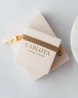 Pulsera dorada de acero quirúrgico con eslabones tipo malla y cadena de extensión.