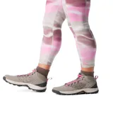 Bota de senderismo para mujer marca Columbia, modelo Transverse Hike. Confeccionada con una parte superior de cuero y malla impermeable con tecnología Omni-Tech™. Cuenta con entresuela TechLite™ para amortiguación y suela de goma Omni-Grip™ de alta tracción. Presenta cordones en color fucsia y detalles en gris oscuro.