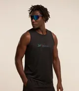 Musculosa deportiva negra con cuello redondo y estampado reflectivo con la palabra "SPEEDING" en el pecho. Confeccionada en tejido de poliéster y elastano con tecnología Dry.