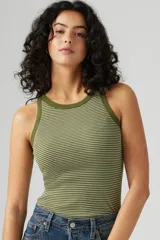 Musculosa verde oliva con rayas horizontales blancas, cuello redondo y sisas con ribete.