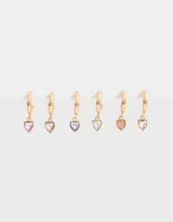 Set de tres pares de aros tipo argolla dorados con dijes colgantes en forma de corazón con strass multicolor. Cierre con tope a presión.