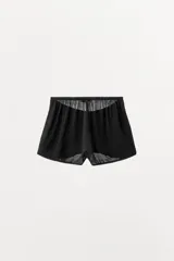 Shorts negro de viscosa con cintura elástica y puntilla en el ruedo.