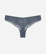 Bombacha de lencería femenina color blanco, modelo bikini hilo, confeccionada en encaje floral. Presenta un diseño cavado en la parte trasera y detalles de encaje en los bordes.