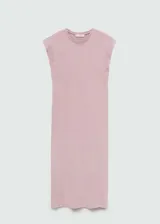 Vestido midi color rosa con corte recto, cuello redondo y mangas cortas.