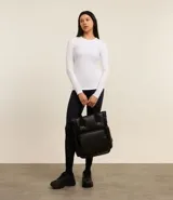 Remera deportiva térmica blanca, de cuello redondo y mangas largas.