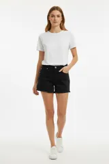 Short de jean negro de tiro alto, corte ajustado y dobladillo deshilachado.