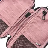 Bandolera porta documentos color rosa con detalles en negro. Tiene correa ajustable, cierre principal, bolsillo interno con cierre, bolsillo externo con cierre y múltiples compartimentos para tarjetas y billetes.