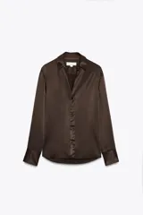 Camisa marrón de satén con viscosa, cuello solapa, manga larga con puños y cierre frontal con botones.
