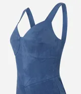 Vestido midi sin mangas de gamuza azul, con escote corazón, lastex en la espalda y encaje en el ruedo.