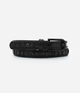 Cinturón negro de cuero sintético con hebilla metálica rectangular y tachas plateadas.