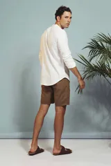 Bermuda color beige con bolsillos laterales y traseros.