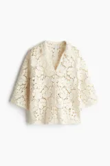 Top color crudo de crochet con cuello camisero, cierre frontal con botones y mangas 3/4.