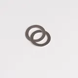 Dije de plata 925 en forma de dos aros entrelazados, con opción de grabado de nombre o inicial en cada aro.