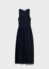 Vestido midi evasé de algodón negro, con tirantes anchos y escote cuadrado.