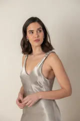 Vestido largo negro de satén con breteles finos y escote en V.