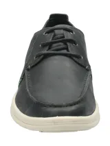 Zapato náutico casual de cuero azul marino con cordones y suela de goma color crema. El cuero proviene de una curtiduría sostenible con certificación ecológica de «ORO».