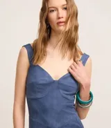 Vestido midi sin mangas de gamuza azul, con escote corazón, lastex en la espalda y encaje en el ruedo.