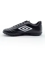 Championes de fútbol Umbro Classic II TF, color blanco con detalles en negro, con capellada de PU, forro de poliéster y suela de caucho.