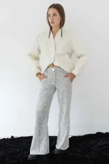 Campera acolchada color crudo con patrón de rombos, cuello alto y cierre frontal.