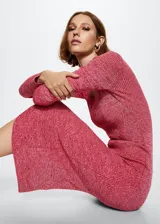 Vestido midi de punto fino color fucsia, con cuello redondo y mangas largas.