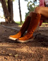 Bota alta color marrón óxido, de cuero gamuzado, con caña recta y suela track color beige.