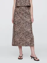 Pollera midi de lino con estampado de leopardo y abertura lateral.