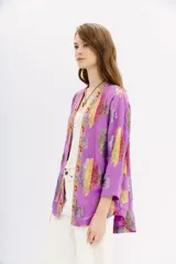 Kimono de viscosa con jacquard en lurex multicolor, bordado de hilo y piedras en cuello y cartera. Largo a la cadera, con ruedo redondeado y forrería en viscosa a tono.