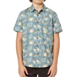 Camisa celeste con estampado de flores blancas y amarillas, de manga corta y corte recto.