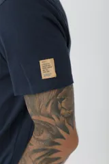 Tshirt de corte clásico en color azul marino, con logo pequeño bordado en el pecho y detalles en las mangas.