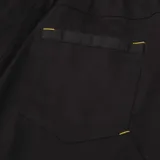 Short negro de trabajo con bolsillos cargo laterales, cintura elástica con cordón ajustable y logo de la marca Caterpillar (CAT) en el bolsillo.