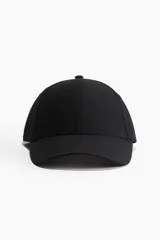 Gorra deportiva negra de tejido funcional repelente al agua, con cinta antitranspirante y hebilla metálica ajustable en la parte posterior.