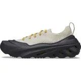 Championes Crocs Echo Surge color crema con cordones amarillos y suela negra.