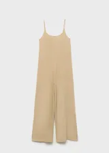 Mono largo color beige, de tirantes finos y corte recto. Incluye cinturón ancho de cuero marrón con hebilla plateada.