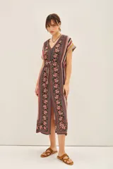 Vestido largo con estampado floral y de rayas verticales, escote en V, mangas cortas y lazo ajustable en la cintura con borlas decorativas.