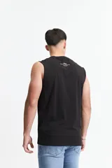 Musculosa negra de algodón con corte oversize, cuello redondo y estampado con la frase "Focus on yourself" y elementos gráficos.
