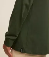 Remera de manga larga color blanco, confeccionada en algodón, con cuello redondo y puños ajustados.