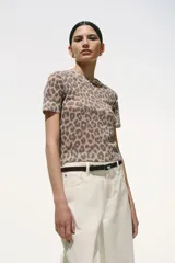 Remera de punto fino color beige con estampado de leopardo, cuello redondo y mangas cortas.