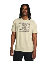 Remera color arena de Under Armour, con logo de la marca estampado en el pecho con patrón de camuflaje.