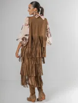 Chaleco de gamuza color marrón con flecos largos y caídos.