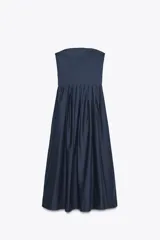 Vestido midi azul marino de popelín, con escote recto palabra de honor, hombros descubiertos, detalle de pliegues y forro interior combinado. Cierre lateral con cremallera oculta.