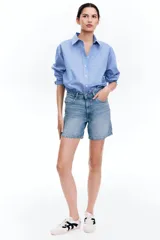 Short de jean celeste de tiro alto, con cinco bolsillos y cierre con botón metálico.
