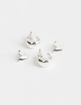 Set de dos pares de aros plateados: un par de aros tipo argolla gruesa y un par de aros pequeños con forma de mariposa.