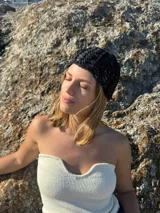 Casquete tejido a mano en crochet, color negro con detalles en blanco, confeccionado en hilo 100% algodón.