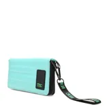 Billetera acolchada color celeste con cierre, con logo MC en etiqueta de cuero sintético negra. Incluye correa de muñeca desmontable.