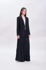 Blazer negro de lyocel con solapas clásicas, corte recto y bolsillos delanteros.