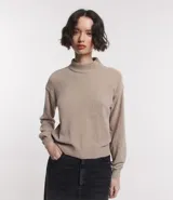 Buzo suéter de chenille color blanco, con cuello alto y rib en puños, cuello y bajo.
