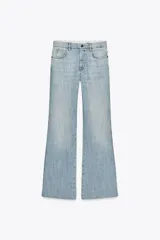 Pantalón de jean celeste de tiro bajo, corte flare y cinco bolsillos.