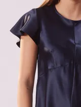 Blusa plateada de satén con manga corta amplia, corte bajo el busto y abertura con botón en la espalda.