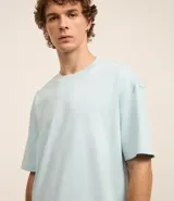 Remera relaxed de algodón con efecto grueso, color azul marino, cuello redondo y manga corta.