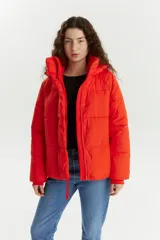 Campera tipo puffer con capucha, color naranja, de diseño acolchado y cierre frontal.